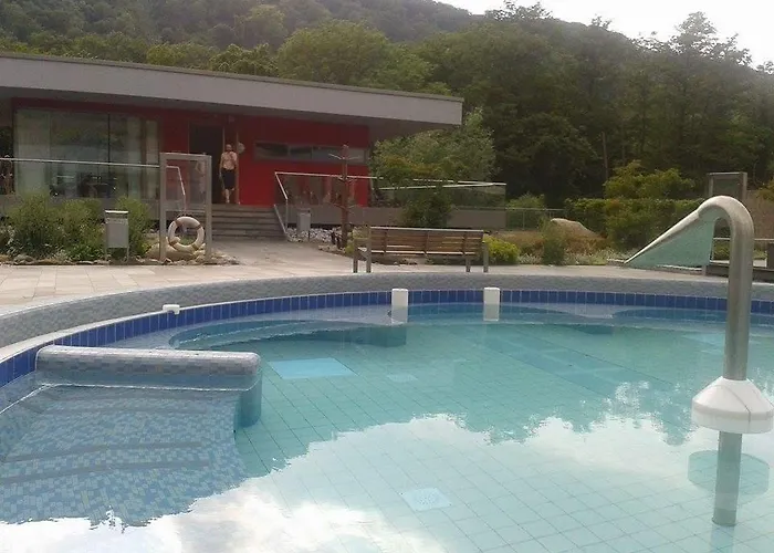 Und Restaurant Piccolo ホテル 3*